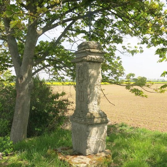 Kříž u silnice 16 jižně od Bezna