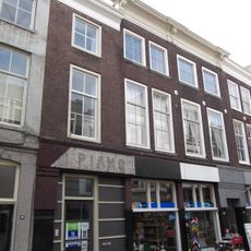 Pand met gepleisterde gevel met kroonlijst en opzetstuk boven middenvenster tweede verdieping