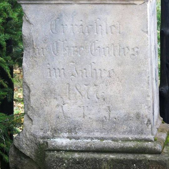 Kříž v zahradě za domem 274 v Hrobu