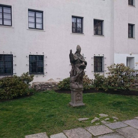 Socha ve dvoře Prácheňského muzea v Písku