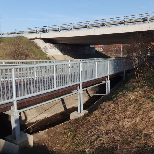 Lávka na Mlýnském potoce v podjezdu pod silnicí I/50 u ulice Bajovec