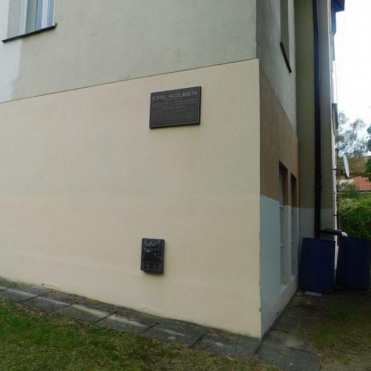 Pamětní deska Emila Kolbena na domě Hradešínská 976/1 v Praze