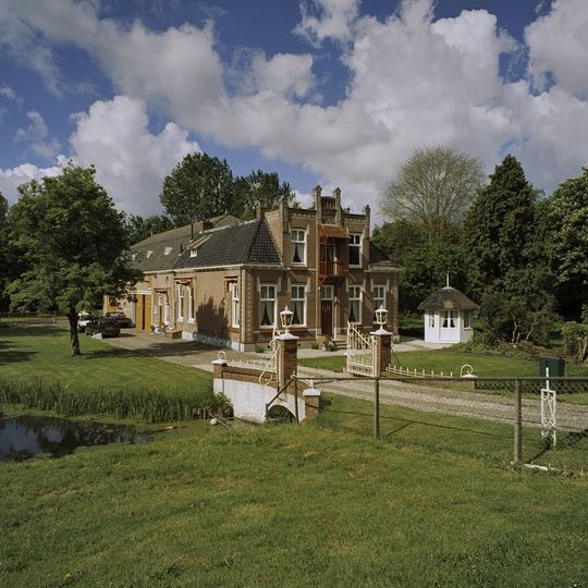 Boerderij van het dwarsdeeltype en tuinkoepel