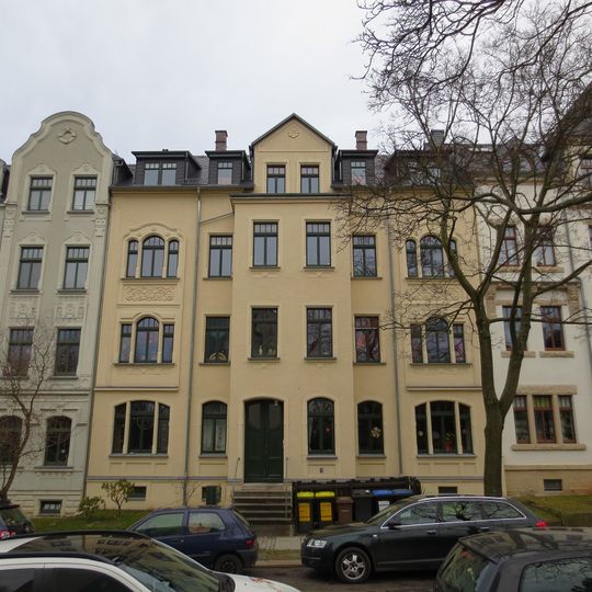 Mietshaus in geschlossener Bebauung mit Vorgarten Kochstraße 31