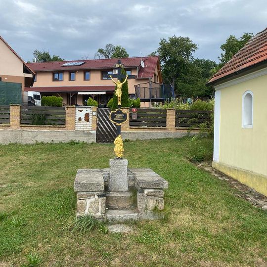Kříž u kaple v Mačovicích
