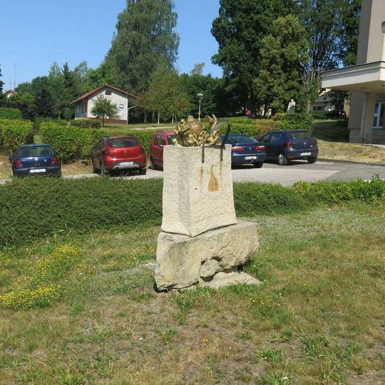 Plastika z kamene a kovu u cesty k pavilonu 3 nemocnice v Jilemnici