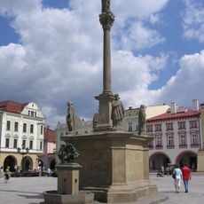 Sloup se sochou Panny Marie a kašnou