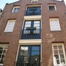 Pakhuis, vanwege de 18e-eeuwse natuurstenen onderdelen van de geveltop