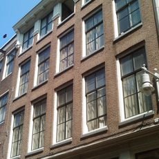 Pand met vijfraamsgevel onder door de vensters doorbroken rechte lijst met twee consoles