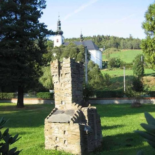 Kamenný model bývalé rozhledny na Pradědu v Karlovicích