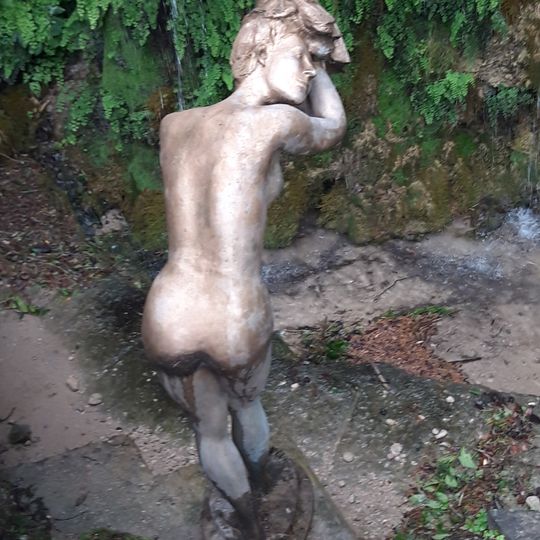 Ragazza che si asciuga i capelli