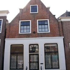 Pand met eenvoudige laat 17e-eeuwse puntgevel