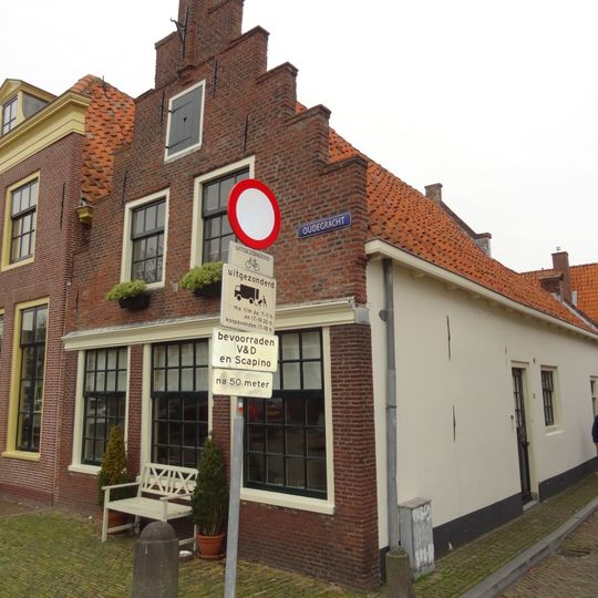 Hoekpand met gerestaureerde trapgevel