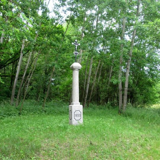 Kříž jižně od Chanovic u lesa