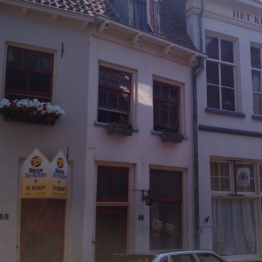 Pandje, onder een zadeldak met het nummer 49