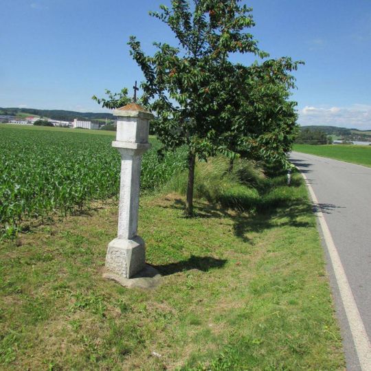 Boží muka severně od Skrýšova u hlavní silnice