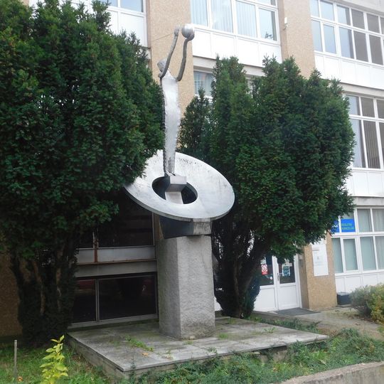 Kovová plastika před budovou spojů v Havlíčkově Brodě