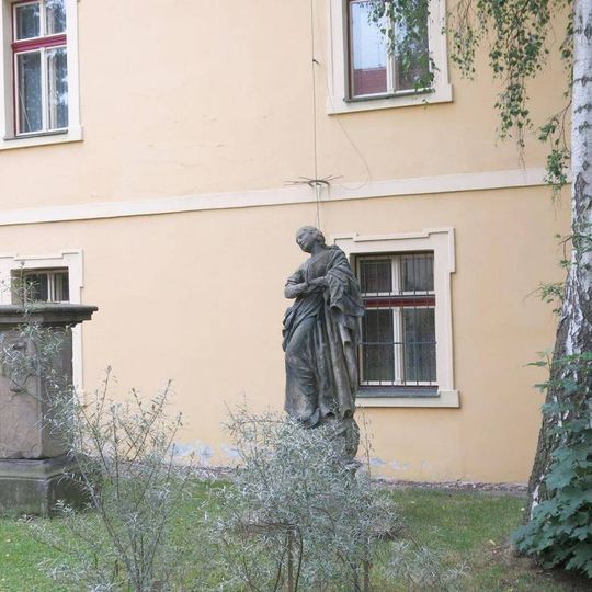 Socha Panny Marie v zahradě Oblastního muzea v Děčíně