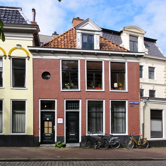 Eenvoudig paarsgeschilderd pand