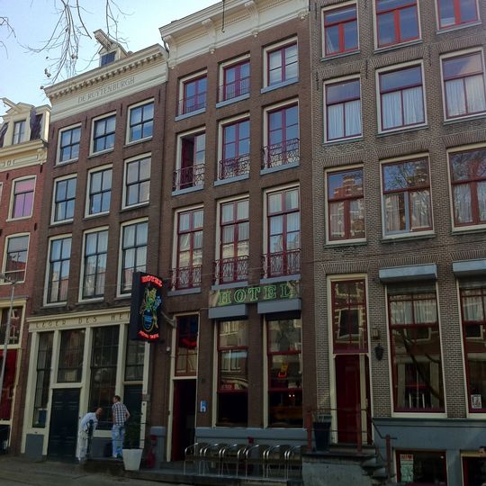 Huis met gevel onder rechte lijst met vier consoles