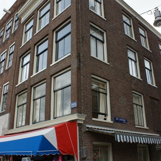 Hoekhuis met gevel onder rechte lijst