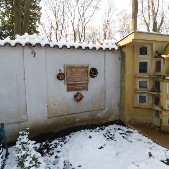 Pamětní deska Kinue Hitomi na Olšanech