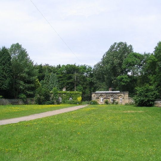 Alwoodley Lodges, Gates And Flanking Walls