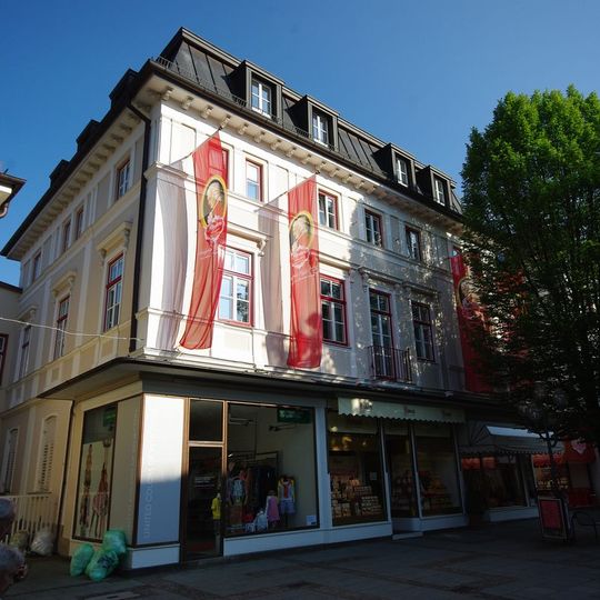 Wohn- und Geschäftshaus