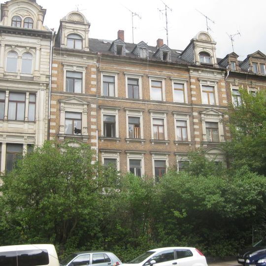 Mietshaus in geschlossener Bebauung mit Vorgarten Müllerstraße 4