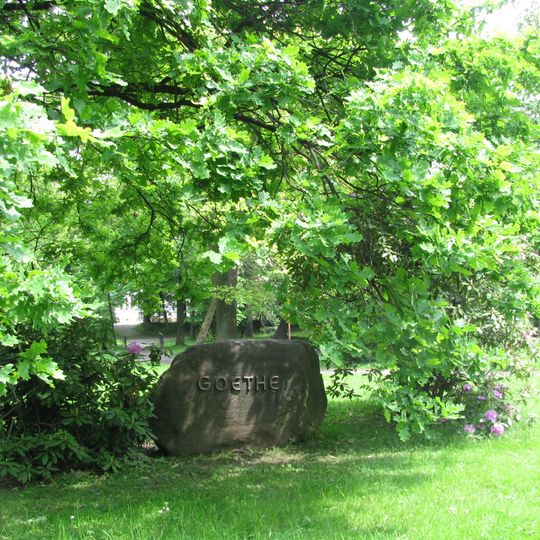 Parkanlage mit erhaltener Wegeführung, Teich, Gehölzbestand und Gedenkstein Bautzener Straße