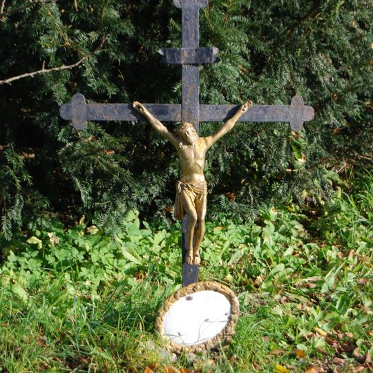 Kříž u cestě k zámku v Dražíči