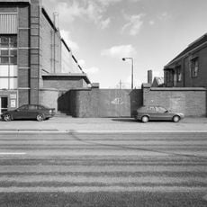 Klinknagelfabriek: Muur met Transformatorhuisje