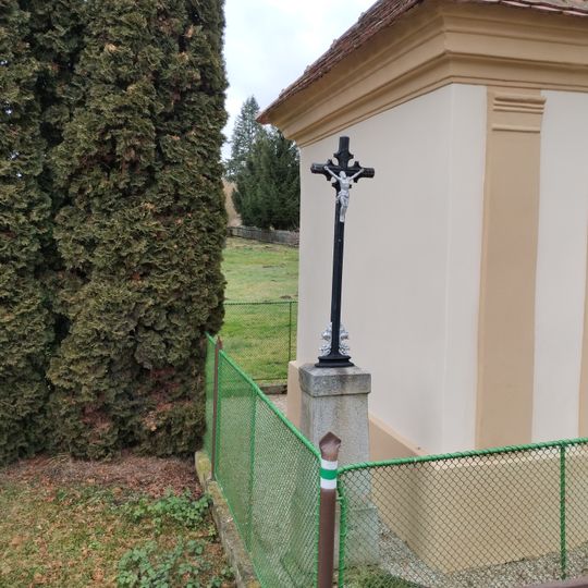 Kříž před kaplí