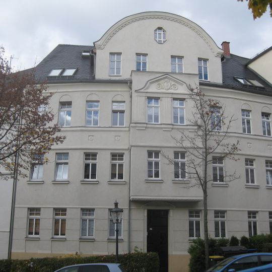Mietshaus in geschlossener Bebauung mit Vorgarten Münchner Straße 25