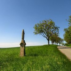 Socha Panny Marie v Tištíně na okraji obce