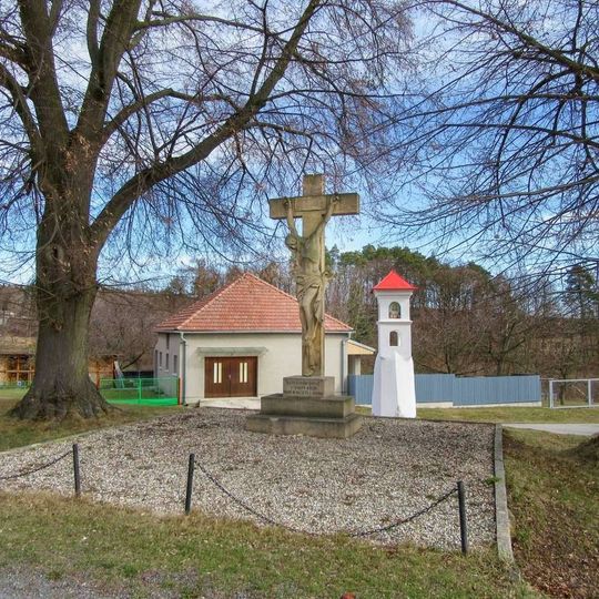 Kříž v Polomí na rozcestí