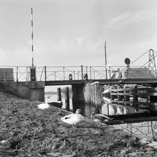 Brug over de Boorne met een smal vast gedeelte en een breder draaibaar gedeelte, beide rustend op een gemetselde pijler
