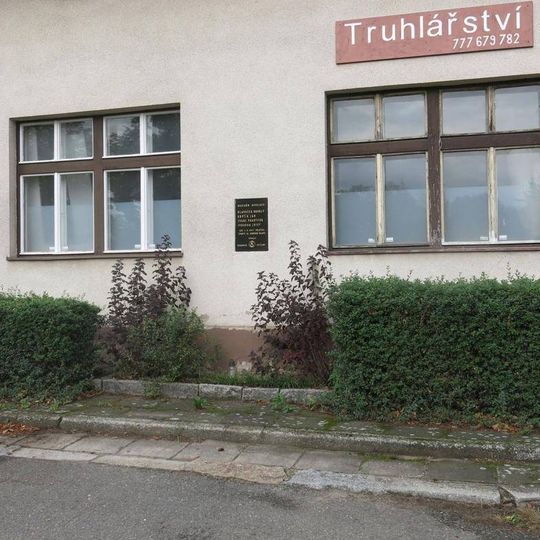 Pomník-deska padlým v květnu 1945 na domě 55 v Nedomicích