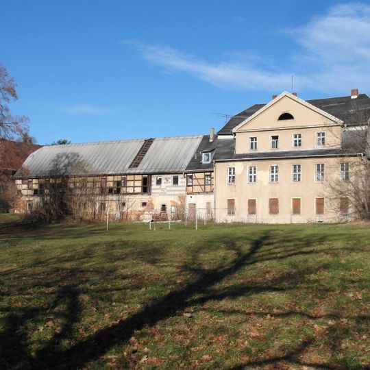 Herrenhaus, vier Wirtschaftsgebäude und Einfriedung eines Allodialgutes Hauptstraße 52