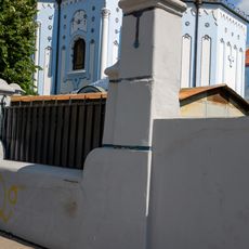 Kostol sv. Alžbety, Modrý kost. , oplotenie s bránami
