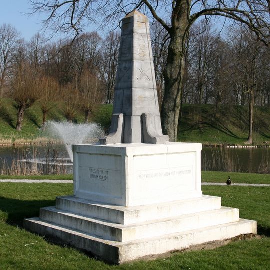 Gedenkteken met kleine natuurstenen obelisk