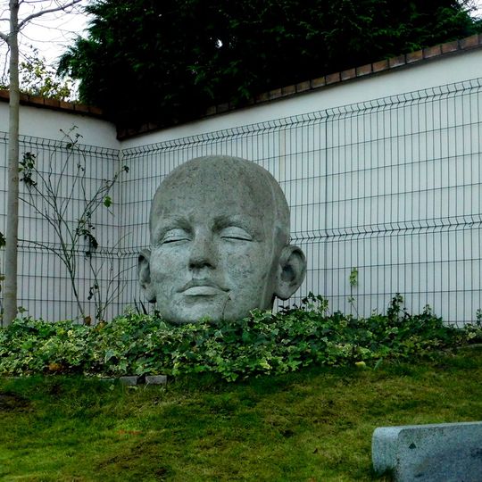 Socha v areálu Anglo – německé obchodní akademie na Břevnově