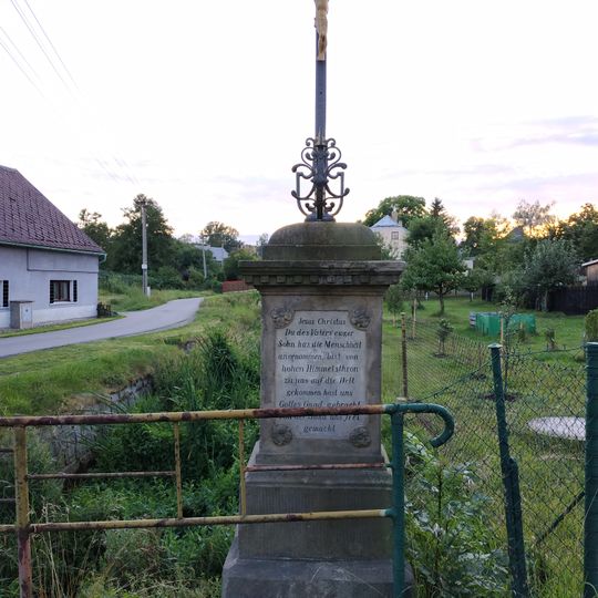 Kříž u Lužničky pod domem 101 v Horním Podluží