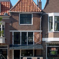 Bescheiden pandje met pothuis en luifel