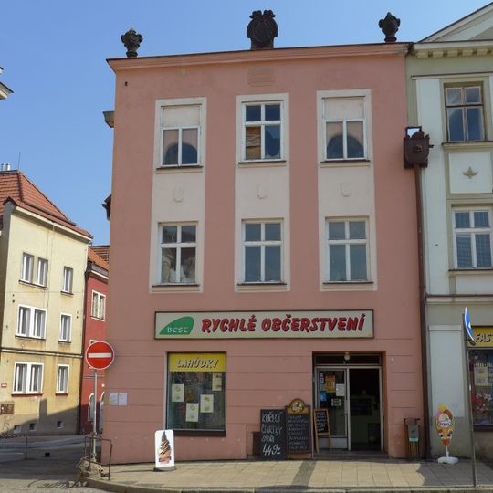 Mírové náměstí 116 a Dlážděná 382