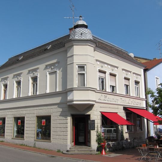 Wohn- und Geschäftshaus