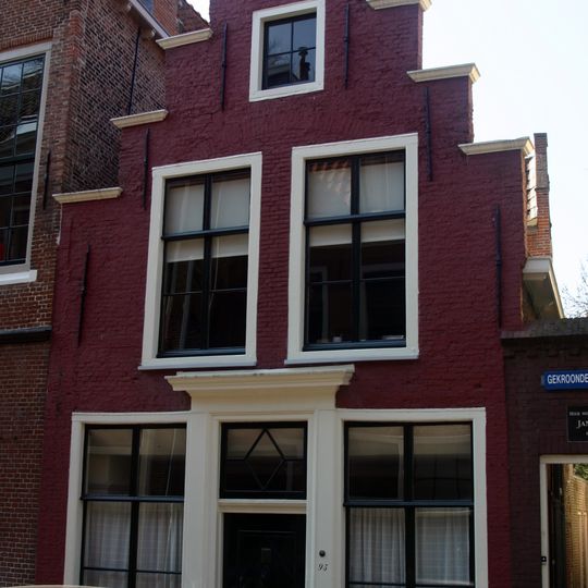 Pand met trapgevel, laag huis