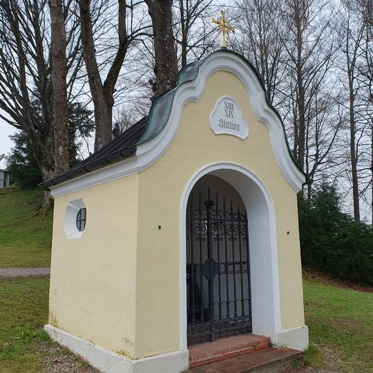 Kreuzwegstation Aufgang zum Kalvarienberg; Hans-Carossa-Weg; Nähe Aufgang zum Kalvarienberg in Bad Tölz