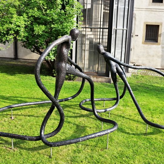 Plastika Tanečníci v Anežském klášteře v Praze