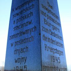 Gedenkstätte für 1945 ermordete sowjetische und polnische Kriegsgefangene Steindörfler Straße (Ecke K 7235)